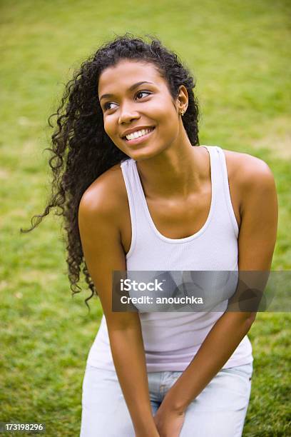 Счастливый Молодая Женщина Сидящая На Траве — стоковые фотографии и другие картинки 20-29 лет - 20-29 лет, Африканская этническая группа, В полный рост