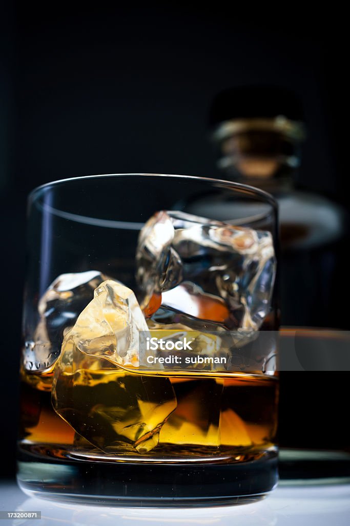 Whisky nel bicchiere con ghiaccio - Foto stock royalty-free di Whisky