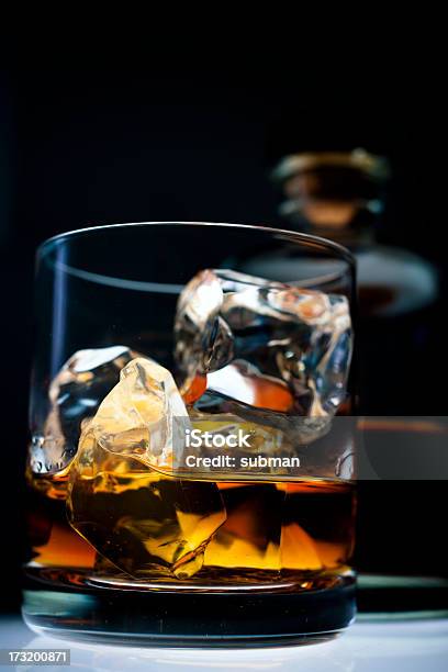 Whisky Nel Bicchiere Con Ghiaccio - Fotografie stock e altre immagini di Whisky - Whisky, Bicchiere, Due oggetti