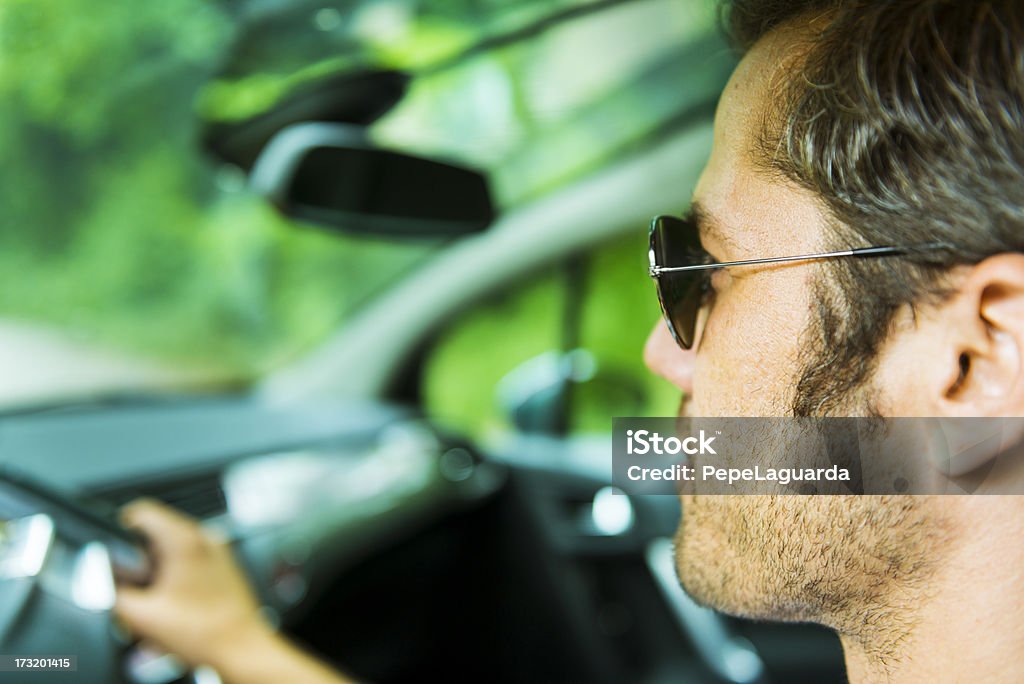 Średnim wieku człowiek Jazda samochodem - Zbiór zdjęć royalty-free (30-34 lata)