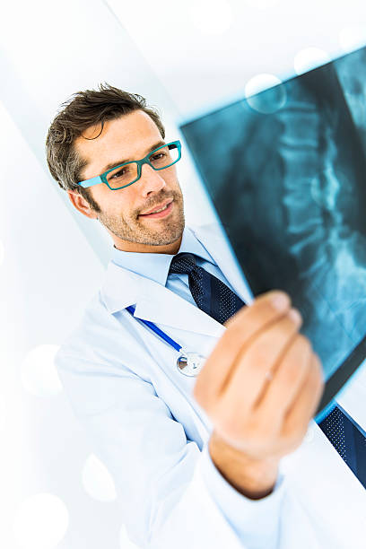 doctor revisando rayos x - ishealth2012 health care industry medicine fotografías e imágenes de stock