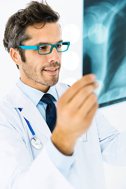 médico verificar raios x - ishealth2012 health care industry medicine imagens e fotografias de stock