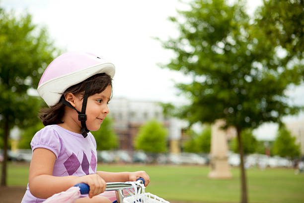 rapariga desfrutar da oportunidade - helmet bicycle little girls child imagens e fotografias de stock