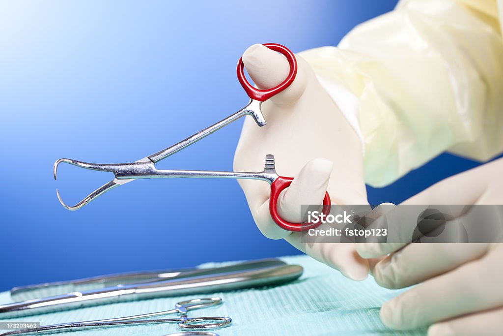 Медицинский персонал с Хирургические инструменты - Стоковые фото 30-34 года роялти-фри