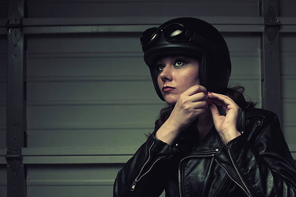 байкер колеса ветровой up - motorcycle women helmet sensuality стоковые фото и изображения