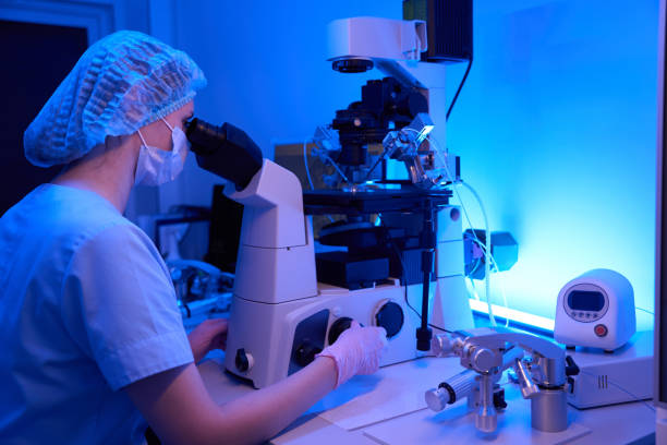 istock Lab female scientist is performing ICSI procedure with micromanipulation device 1732050062