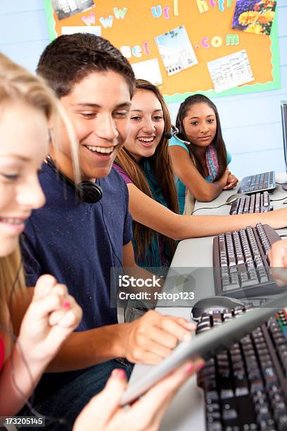 High Schoolschüler Im Computerraum Mit Parlamentarischer Bestuhlung Digitale Tablet Stockfoto und mehr Bilder von Bildung