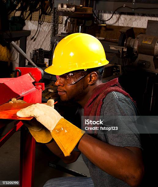 Workman Com Capacete Óculos E Luvas De Segurança Em Oficina - Fotografias de stock e mais imagens de Curvar-se