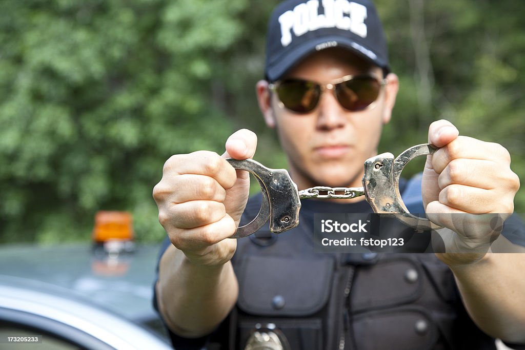 Policías con un pie atado al suelo durante el tránsito - Foto de stock de Alto policial libre de derechos