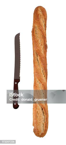 Baguette Mit Brotmesser Stockfoto und mehr Bilder von Baguette - Baguette, Freisteller – Neutraler Hintergrund, Französische Kultur
