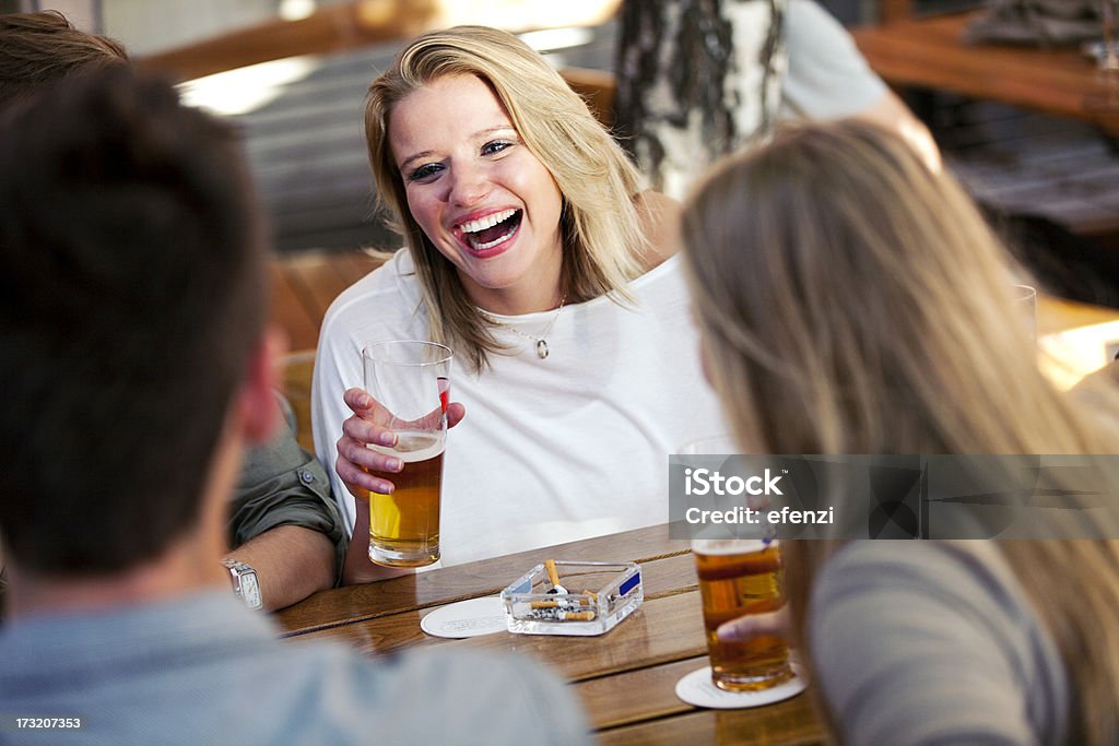 Красивая женщина с бокалом пива - Стоковые фото 20-24 года роялти-фри