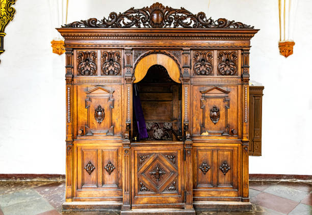 antiguo confesionario de madera en la antigua iglesia católica - confession booth church forgiveness wood fotografías e imágenes de stock