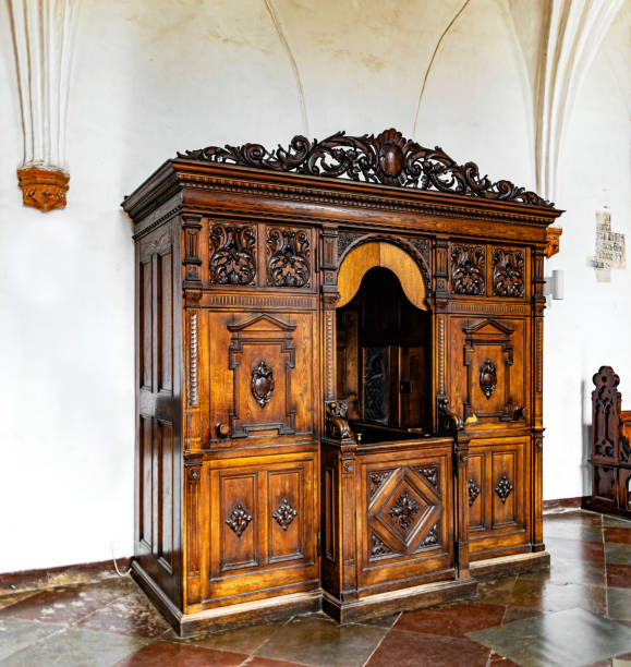 antiguo confesionario de madera en la antigua iglesia católica - confession booth church forgiveness wood fotografías e imágenes de stock