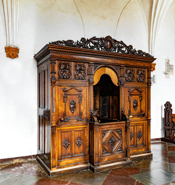 고대 카톨릭 교회의 오래된 목조 고백 - confession booth church wood forgiveness 뉴스 사진 이미지