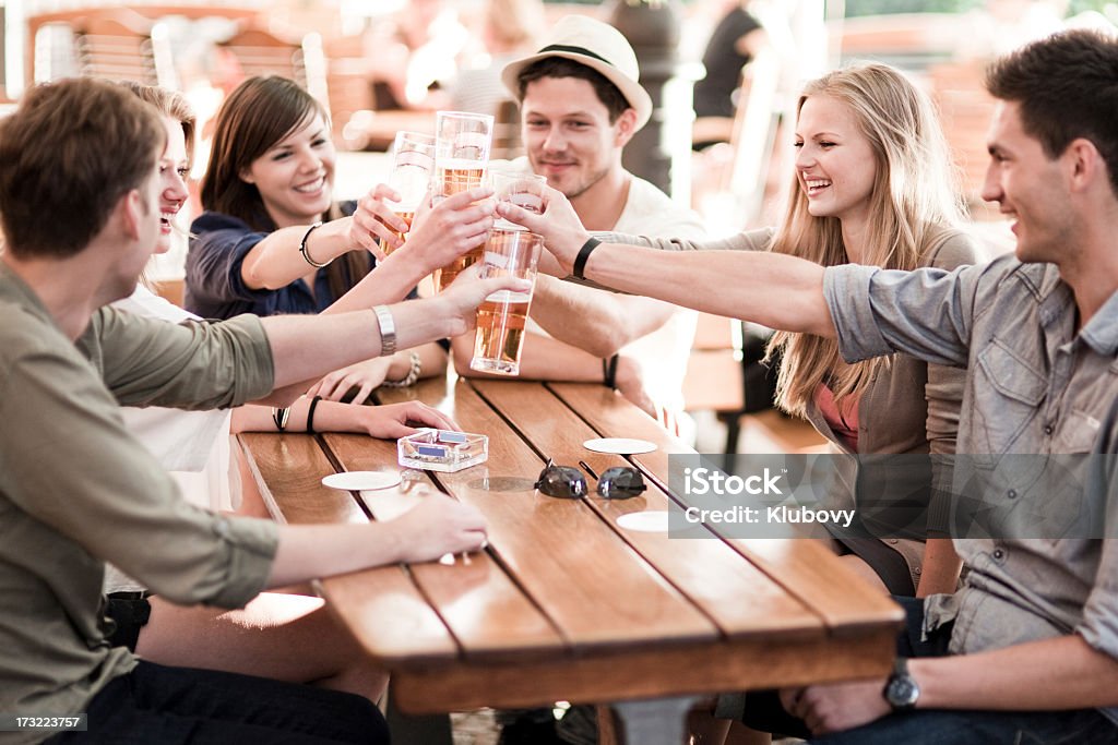 Jeunes gens boire de la bière à l'extérieur - Photo de Amitié libre de droits