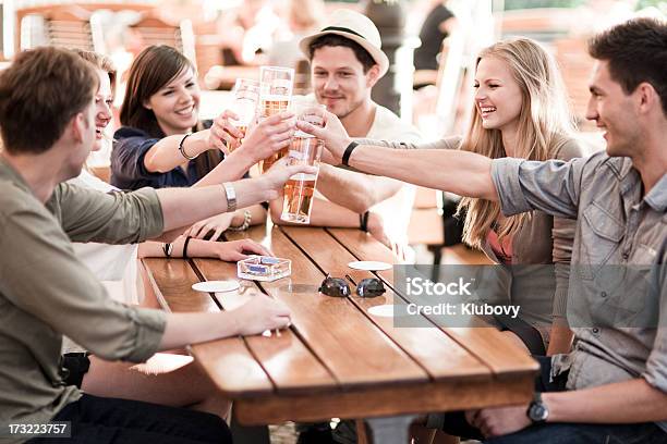 Молодой Человек Пить Пиво На Улице — стоковые фотографии и другие картинки Дружба - Дружба, Число 6, 20-29 лет
