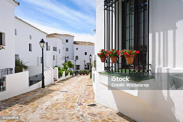 Rua Típica De Andalucia Pueblos Blancos Marbella - Fotografias de stock e mais imagens de Marbella