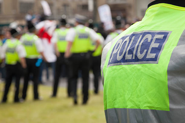 policía en una protesta rally - bradford england fotografías e imágenes de stock