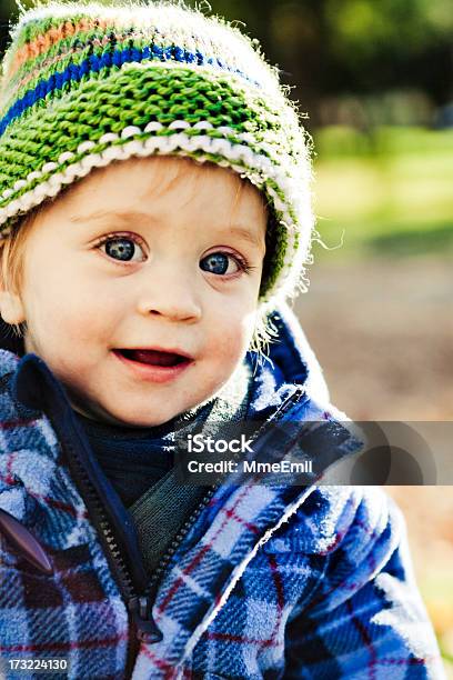 Happy Little Boy Foto de stock y más banco de imágenes de 12-17 meses - 12-17 meses, 12-23 meses, Abrigo