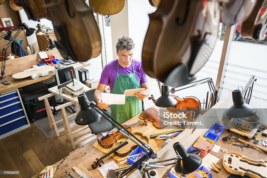 Per violino con Tablet PC - Foto stock royalty-free di Costruttore di strumenti musicali