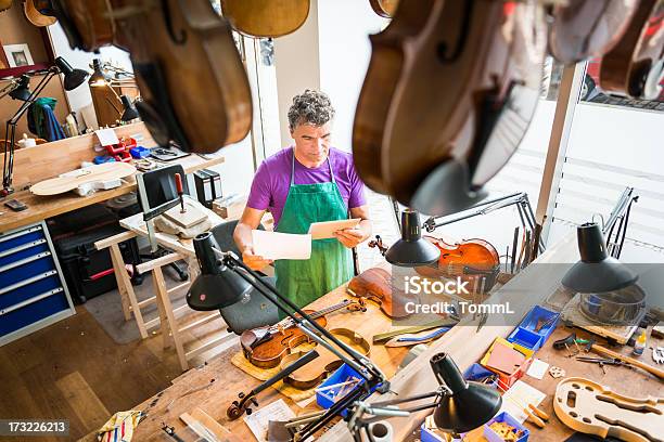 Per Violino Con Tablet Pc - Fotografie stock e altre immagini di Costruttore di strumenti musicali - Costruttore di strumenti musicali, 60-69 anni, Abilità