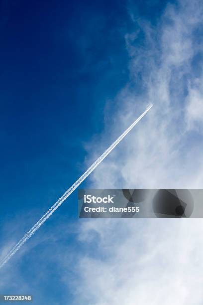 Aereo Jet Stream Taglio In The Sky - Fotografie stock e altre immagini di Aereo di linea - Aereo di linea, Aeroplano, Blu