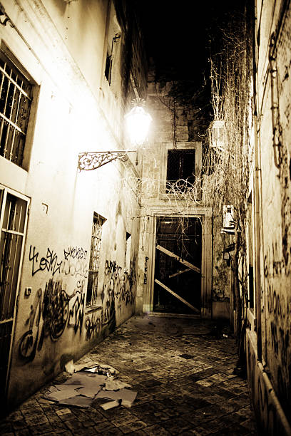 istock Grungy dead end alley 173228340