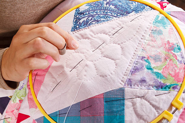 mão da mulher. costura uma colcha de retalhos - quilt patchwork sewing textile - fotografias e filmes do acervo