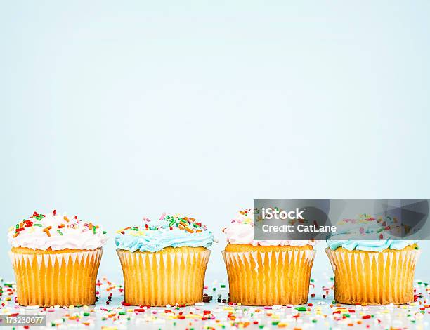 Foto de Cupcake De Fronteira e mais fotos de stock de Plano de Fundo - Plano de Fundo, Aniversário, Bolinho