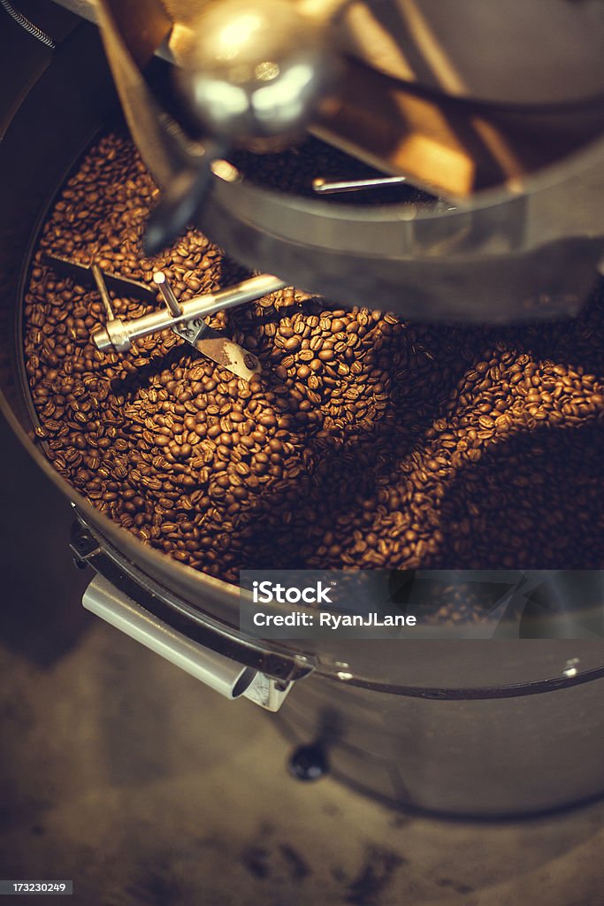 Café tostado líder en acción - Foto de stock de Grano de café tostado libre de derechos