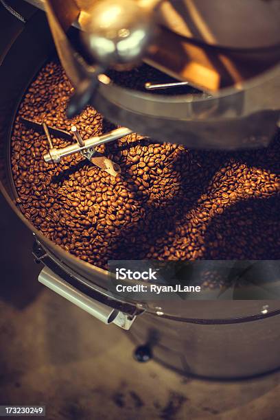 Café Tostado Líder En Acción Foto de stock y más banco de imágenes de Grano de café tostado - Grano de café tostado, Asado - Alimento cocinado, Café - Cultivo