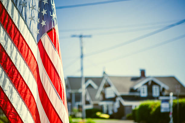 amerikanische flagge und umgebung - amerikanischer porch stock-fotos und bilder