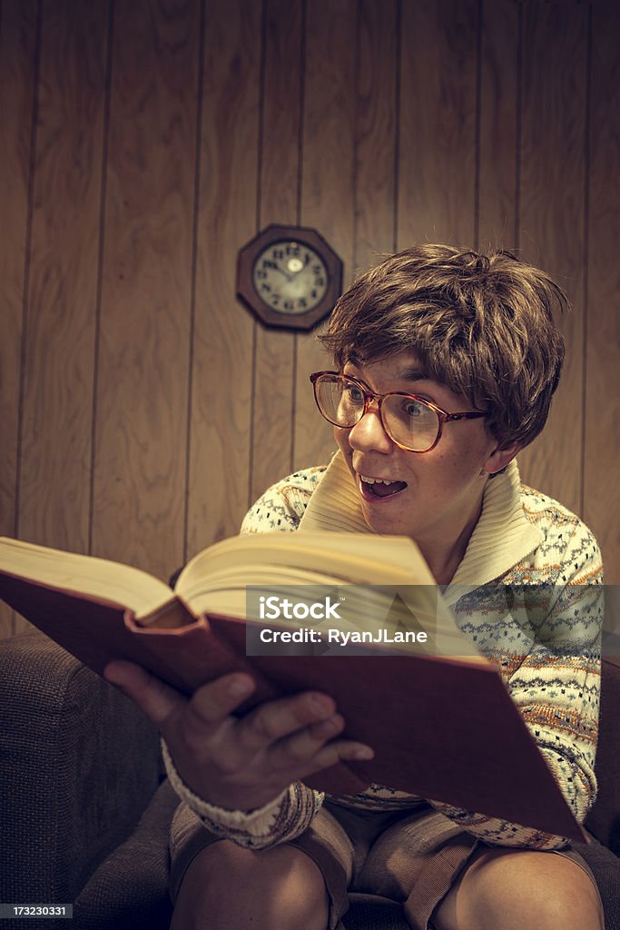 Nerd Student Studium in Vintage-Zimmer - Lizenzfrei Retrostil Stock-Foto