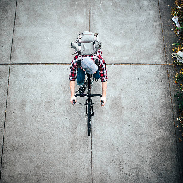 moto rider retroprojector - cycling bicycle hipster urban scene imagens e fotografias de stock