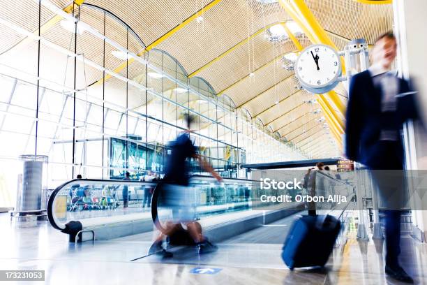 Geschäftsmann Am Flughafen Stockfoto und mehr Bilder von Flughafen - Flughafen, Uhr, Barcelona - Spanien