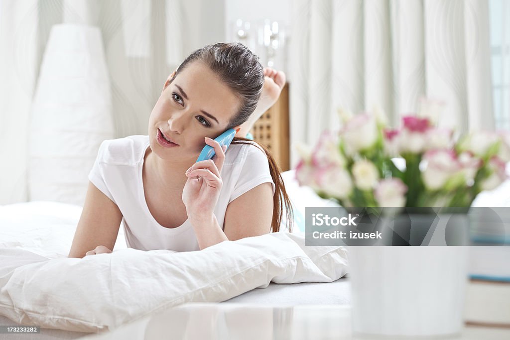 Junge Frau mit Smartphone zu Hause - Lizenzfrei Am Telefon Stock-Foto