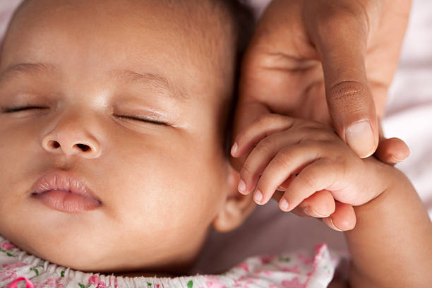 dormir bebê. - women human hand portrait eyes closed imagens e fotografias de stock