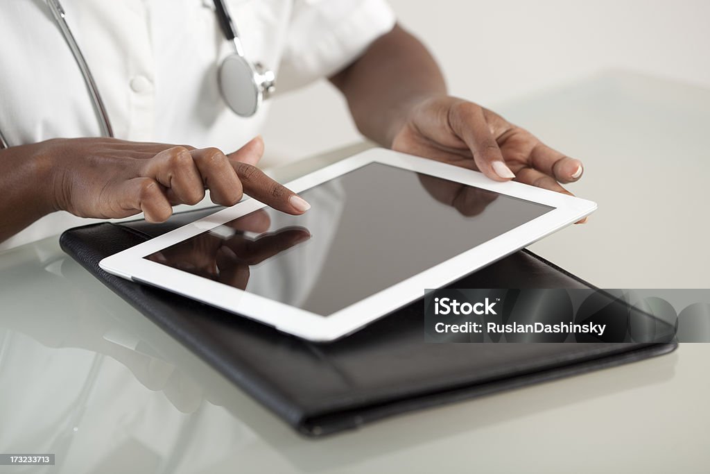 Doctor usando tableta. - Foto de stock de Monitor de ordenador libre de derechos