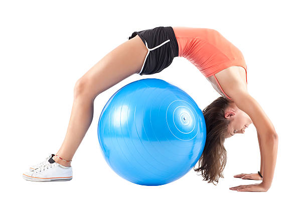 bola de pilates exercícios. - aerobics 20s adult athlete imagens e fotografias de stock
