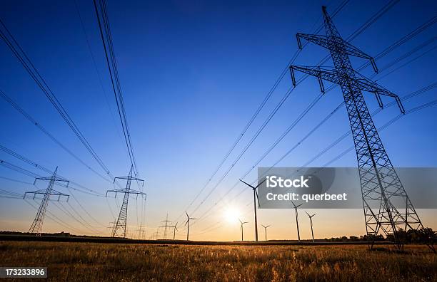 High Voltage Tower Sonnenuntergang Stockfoto und mehr Bilder von Stromleitung - Stromleitung, Stromkabel, Windkraftanlage