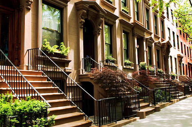 fila de brownstones, la ciudad de nueva york. - piedra caliza de color rojizo fotografías e imágenes de stock