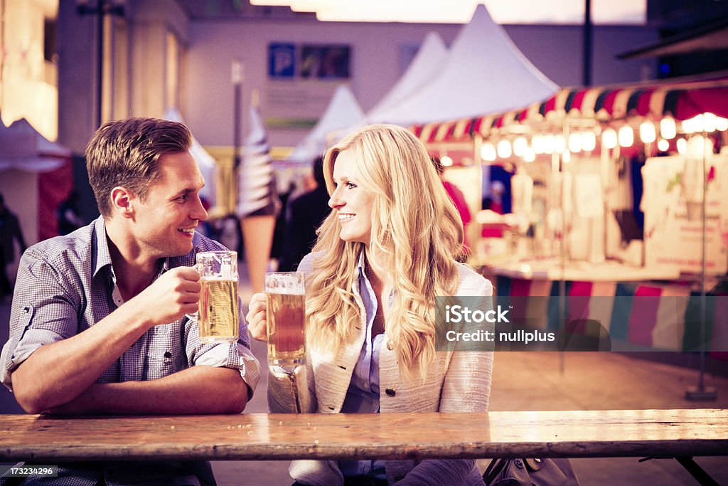 Pareja joven teniendo una cerveza - Foto de stock de Alemania libre de derechos