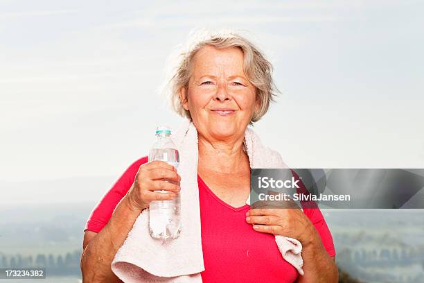 Aktive Senior Frau Nach Training Mit Einer Flasche Wasser Stockfoto und mehr Bilder von Dick