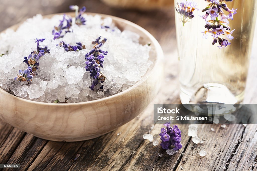 Sal de baño de aromaterapia lavanda y aceite de masaje - Foto de stock de Sales de baño libre de derechos