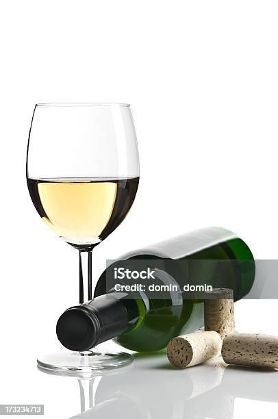 Vino Bianco In Vetro Isolato Con Bottiglia - Fotografie stock e altre immagini di Bottiglia di vino - Bottiglia di vino, Scontornabile, Sdraiato