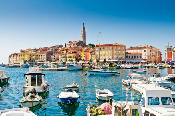 altstadt, der hafen von rovinj, kroatien - istrien stock-fotos und bilder