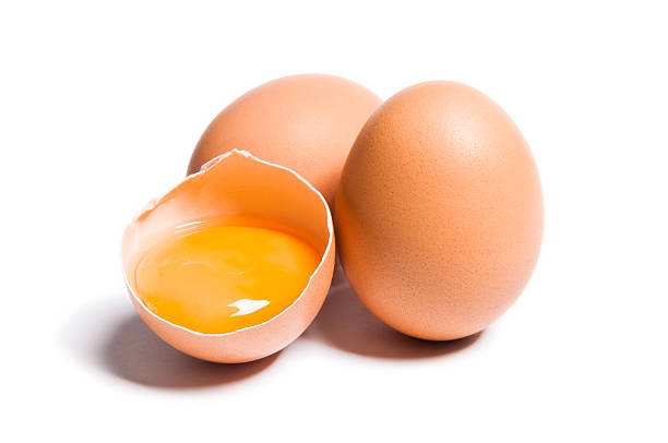 grupa brown surowe jaja, jeden jest połamana, puste, białe - eggs animal egg cracked egg yolk zdjęcia i obrazy z banku zdjęć