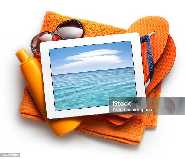 Foto de Tablet Com Acessórios De Praia e mais fotos de stock de Viagem - Viagem, Fundo Branco, Mesa digital