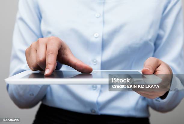 Geschäftsfrau Berühren Tabletpcbildschirm Stockfoto und mehr Bilder von Geringfügige Vergrößerung - Geringfügige Vergrößerung, Gerätebildschirm, Anzug