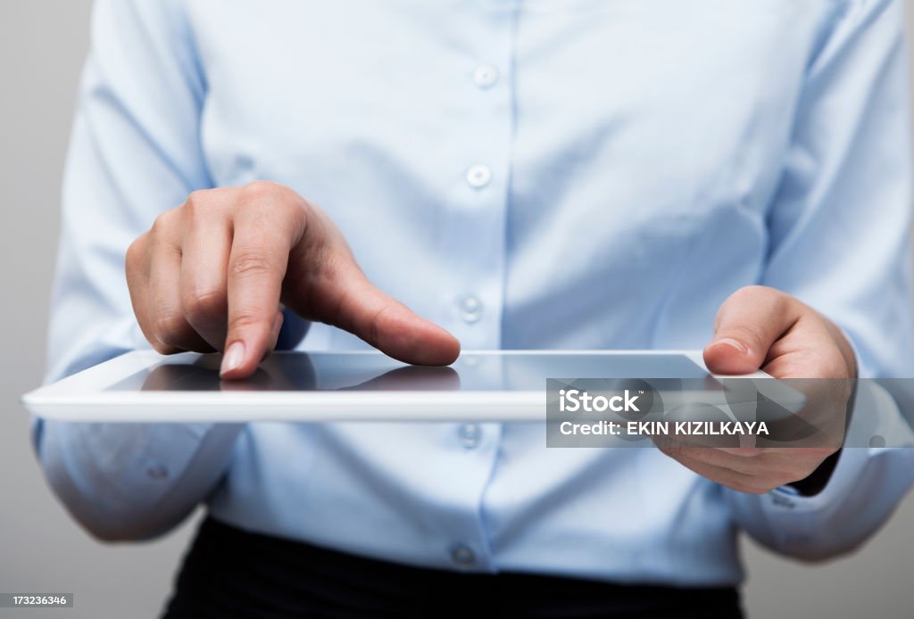 Biznesmenka dotyka Tablet pc Ekran - Zbiór zdjęć royalty-free (Ekran urządzenia)